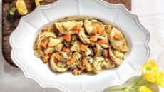 Αγκινάρες με κρεμμυδάκια και μάραθο