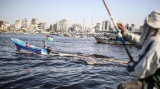 Γάζα: Παλαιστίνιος ψαράς αψηφά τα ισραηλινά πυρά και ρίχνει δίχτυα για να στηρίξει την οικογένειά του