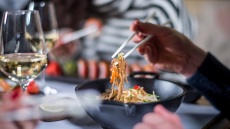 Δύσκολες ασκήσεις ισορροπίας: «Εξωτικές» κουζίνες και κρασί