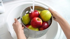Πώς πλένουμε με ασφάλεια τα φρούτα μας και τι πρέπει να αποφεύγουμε