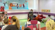 Η Σία Κοσιώνη διάβασε παραμύθια στα παιδιά του «Μητέρα»