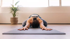 Ημικρανία: Τρεις θέσεις της γιόγκα που την καταπολεμούν