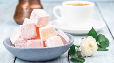 Το μαρτυριάρικο γλυκό που αφήνει ίχνη λουκουμόσκονης