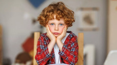 Διαταραχές τικ: Τι τα προκαλεί στα παιδιά και πώς μπορούν να ξεπεραστούν – Μία παιδίατρος εξηγεί