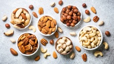 Ωμοί και ανάλατοι ξηροί καρποί; Πώς να τους νοστιμίσετε εύκολα στο σπίτι