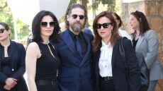  Γιώργος Καραγιάννης: Συγκίνηση στην κηδεία του - Πλήθος καλλιτεχνών είπαν το τελευταίο «αντίο», δείτε φωτογραφίες