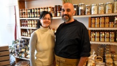 Το παραδοσιακό παντοπωλείο στην Άνδρο με τα περίφημα κουλουράκια πορτοκαλιού και τα άλλα καλούδια