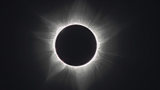 Ολική έκλειψη ηλίου τη Δευτέρα 8 Απριλίου – Έλληνες επιστήμονες ταξιδεύουν στην Αμερική για το φαινόμενο