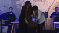 Συναυλία ΚΚΕ: Η Μαρία Φαραντούρη αφιέρωσε το «Γελαστό Παιδί» στη Μάγδα Φύσσα