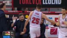 Ολυμπιακός - Περιστέρι bwin: Ο Πίτερς αρνήθηκε να δώσει το χέρι στον Μπαρτζώκα, όταν τον έκανε αλλαγή! - Βίντεο 