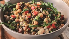 Σαλάτα με άγρια ρόκα και όσπρια