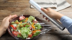 Διάφανη μεμβράνη: Δεν φαντάζεστε το απλό κόλπο του ΤikTok για το σωστό ξετύλιγμά της (βίντεο)