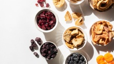 Αποξηραμένα φρούτα: Μύρτιλα, λωτός, νεκταρίνια και λευκά μούρα σε 10 ελληνικά προϊόντα που ξεχωρίσαμε