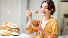 Αλλεργική ρινίτιδα: Είναι το μέλι γιατροσόφι για την απευαισθητοποίηση από τη γύρη; Δύο ειδικοί εξηγούν