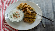 Μπάμιες τηγανητές με σος ταχίνι