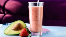 Φράουλα και αβοκάντο σε 3 πεντανόστιμα και θρεπτικά smoothie