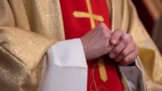 Πολωνός ιερέας ομολόγησε σεξουαλική κακοποίηση παιδιών στο Παρίσι - 14 θύματα ζητούν αποζημίωση