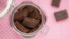 Πεντανόστιμα vegan brownies με χουρμά χωρίς ψήσιμο σε 15′