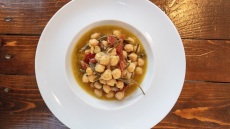  Πιάτα που αξίζει να δοκιμάσετε: τα όσπρια και τα μανιτάρια στην Ταβέρνα των Φίλων