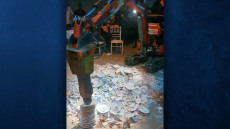 Σύρος: Διασκέδαση... σε άλλο επίπεδο - Έσπαγαν πιάτα με σκαπτικό μηχάνημα σε νυχτερινό κέντρο - Βίντεο