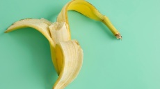 Πώς διατηρούμε τη μισή μπανάνα φρέσκια χωρίς να μαυρίσει