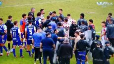 Απίστευτο ξύλο σε αγώνα ποδοσφαίρου στην Ουρουγουάη - Δείτε βίντεο