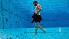 Κρις Χέμσγουορθ: Έφτασε σώμα και πνεύμα στα άκρα για το νέο του ντοκιμαντέρ και μεταμορφώθηκε