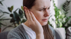 Γιατί πονάει τόσο πολύ το αυτί; Η κατάλληλη αντιμετώπιση