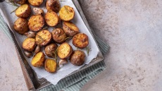 Το μυστικό υλικό για τραγανές πατάτες φούρνου (+συνταγή)