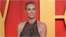 Σαρλίζ Θερόν για γάμο Μπέζος και Σάντσεζ: Μόνο εμείς δεν πήραμε πρόσκληση, αλλά δεν πειράζει γιατί ήταν χάλια