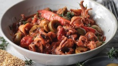 Πικάντικα καλαμαράκια με ελιές