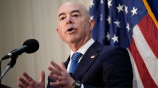 ΗΠΑ: Δεν παύεται ο υπουργός της κυβέρνησης Μπάιντεν που είναι αρμόδιος για τη μετανάστευση 