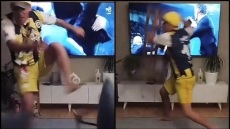 Φενέρ - Ολυμπιακός: Τούρκος οπαδός κάνει λίμπα το σαλόνι του μετά την τρίτη απόκρουση του Τζολάκη - Δείτε βίντεο 