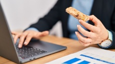 Έξυπνες ιδέες για πρωινό στον δρόμο ή το γραφείο για τις μέρες που βιάζεστε πολύ