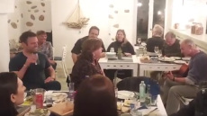 Στέφανος Κασσελάκης: Ξέμεινε από τη φουρτούνα στην Αστυπάλαια και του τραγούδησαν το «Bella Ciao» σε ταβέρνα - Δείτε βίντεο