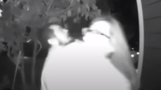 Όρεγκον: Κάμερα σε κουδούνι σπιτιού κατέγραψε καρέ-καρέ την αρπαγή γυναίκας - Ανατριχιαστικό βίντεο