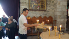 Ο Κασσελάκης έκανε δωρεά στην Παναγία Πορταΐτισσα - «Δάκρυσε όταν είδε την καμμένη εκκλησία»