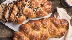 Παραδοσιακό τσουρέκι, κλασικό και με σοκολάτα