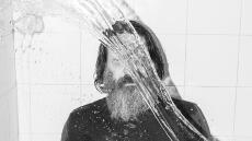 Γιάννος Περλέγκας: Ο γνωστός ηθοποιός στους «Βατράχους» του Αριστοφάνη με ακροβάτες και χορευτές