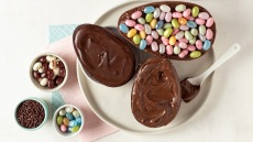 Φτιάχνοντας σοκολατένια αυγά με τα παιδιά: tips για το τέλειο και διασκεδαστικό αποτέλεσμα