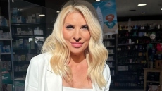 Ελένη Μενεγάκη: Πόζαρε μέσα σε φαρμακείο - «Έτσι και πετύχω ωραίο φως θα τη βγάλω τη φωτογραφία μου»