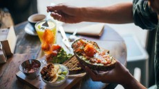 ECDC: Καμπανάκι για αύξηση κρουσμάτων λιστερίωσης στην Ευρώπη – Το επικίνδυνο τρόφιμο