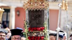 Κέρκυρα: Πλήθος κόσμου στη λιτανεία του σκηνώματος του Άγιου Σπυρίδωνα