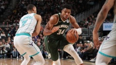 Μπακς: Οι Αντετοκούνμπο και Λίλαρντ παραμένουν αμφίβολοι για το Game 5