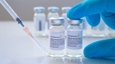 AstraZeneca: Παραδέχθηκε ότι το εμβόλιο κατά της Covid θα μπορούσε να προκαλέσει σπάνιες θρομβώσεις