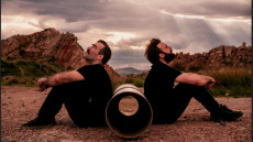 «Κέννυ & Φενού»: Ο παραλογισμός του πολέμου στη νέα παράσταση του  Studio Μαυρομιχάλη