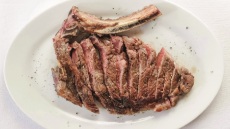 Οι Έλληνες και το κρέας: πόσο έχει αλλάξει η σχέση αυτή τις τελευταίες δεκαετίες;