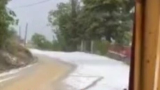 Τρίκαλα Κορινθίας: «Άσπρισαν» οι δρόμοι από το χαλάζι - Δείτε βίντεο