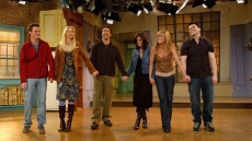 Friends: 20 χρόνια από το φινάλε της σειράς - Η υψηλή τηλεθέαση και η χάρη που είχε ζητήσει ο Μάθιου Πέρι