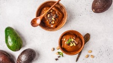 Η πιο γρήγορη vegan μους σοκολάτας με αβοκάντο μόνο με 3 υλικά